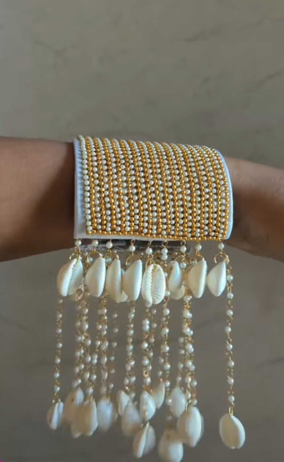 Kada with hanging