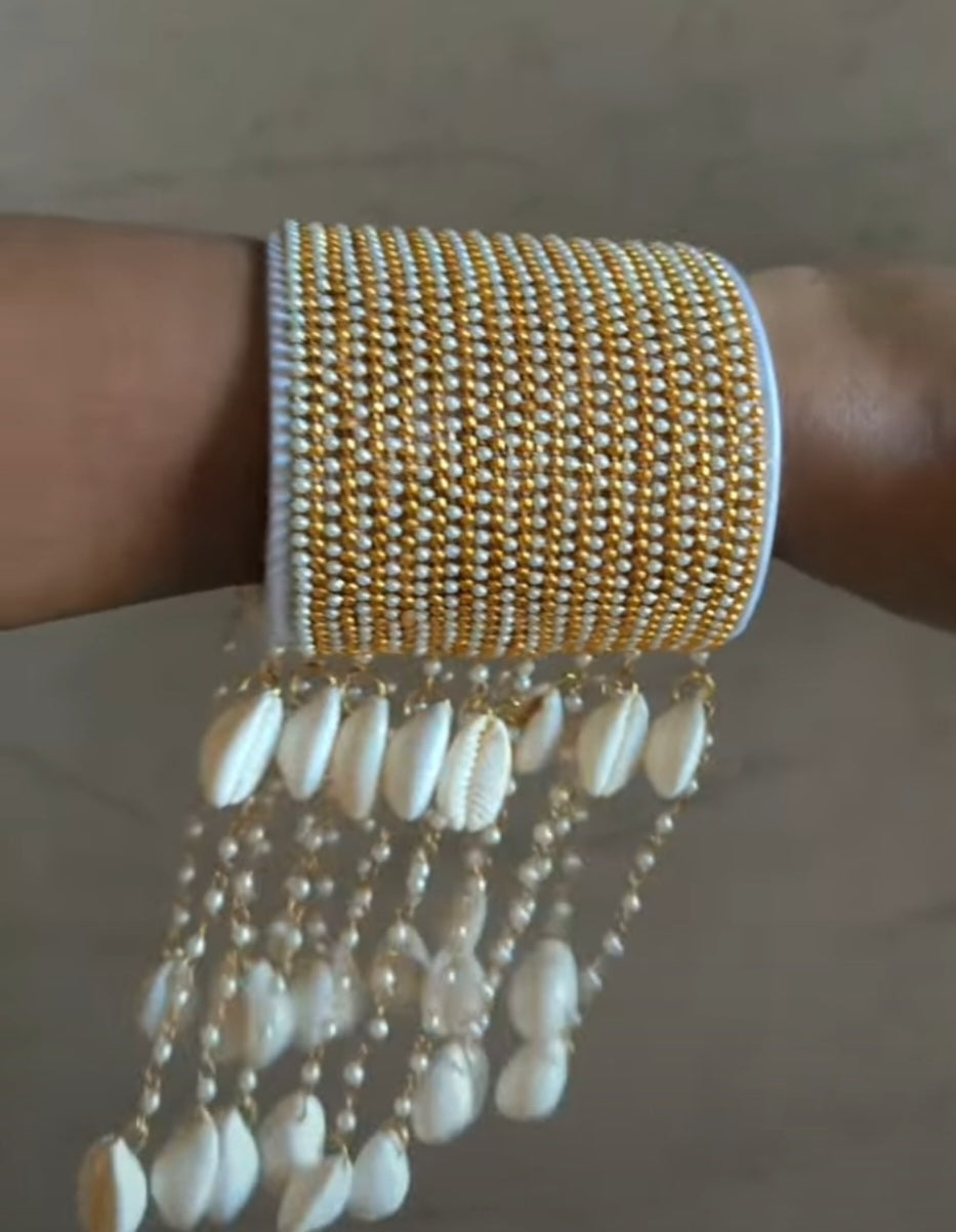 Kada with hanging