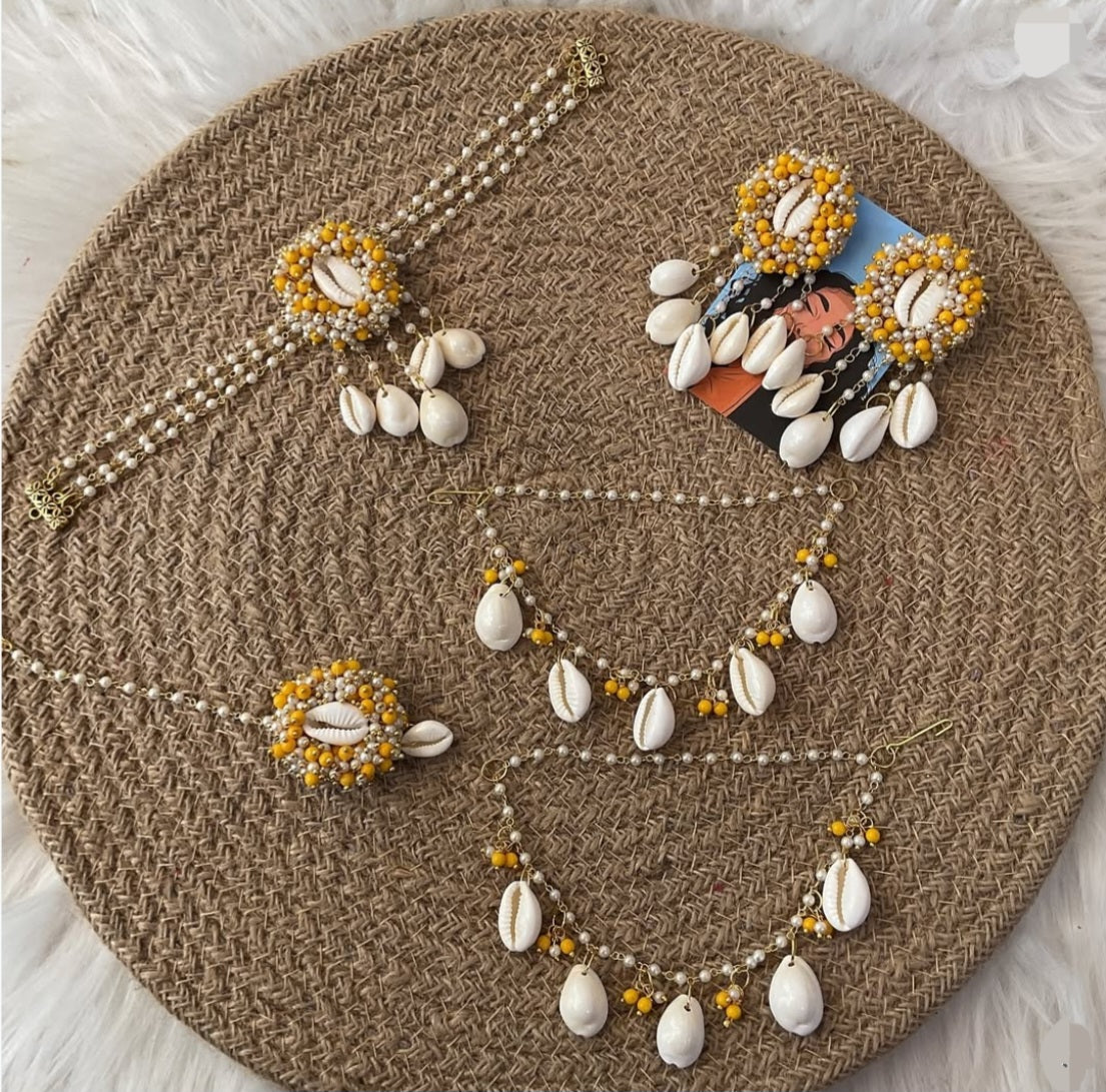 Yellow white shell set